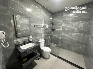  17 غرف وشقق فندقية نظيفة على البحر وبجانب السوق، موقع ممتاز، مطاعم، موقف عام، بلكونات، انترنت، مكيفات.
