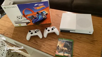  1 Xbox One s للبيع وفي مجال بسعر