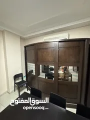  13 خزانة صناعة تركيا أبواب جرار مع زجاج في الوسط خشب ذو جودة عالية شكل الخزانة مقوس اي اكبر مساحة