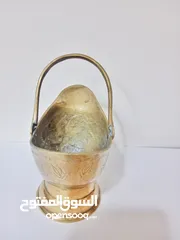  9 وعاء تقليدي مصنوع يدويا يستخدم لحمل الفحم أو الحطب مزخرف برسومات أنتيك قديم جدا لون ذهبي