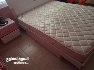  4 تخت للبيع مع فرشة زمبركية