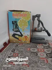  1 عصارة فواكه يدوية جديدة بحالة الوكالة    ( ليمون/برتقال/رمان)