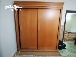  1 خزانة بحالة ممتازة خشب زان ولاتيه