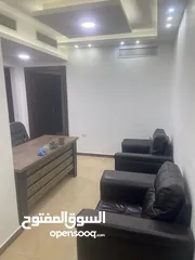  6 اثاث مكتبي للبيع مكتب مدير مع الملحقات و مكتب السكرتيرة وطقم كنب جلد وكرسي المدير وكراسي استقبال