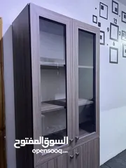 12 بيع خزانه وكرسيين وطاولة مكتبية