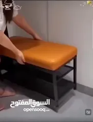  6 كرسي مريح مع مقعد مبطّن باللون البرتقالي  وإطار معدني قوي باللون الأسود مصمم ليجمع بين الراحة وتنظيم