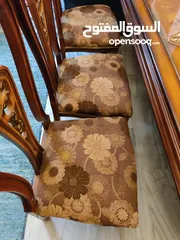  22 طقمين كنب زان بحاله ممتازه وطقم سفره مع ملحقاتها للبيع