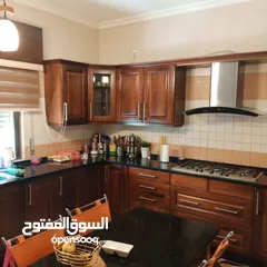  22 شقة للبيع  في قرية النخيل / شارع المطار  الشقة مميزة ونظيفة جدا