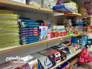  25 بضاعه مكتبه للبيع والمحل للإيجار