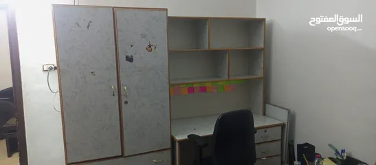  2 مكتب للبيع: مكتب مع خزانة بحالة ممتازة