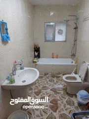  8 بيت مستقل للايجار 130 متر خمس غرف ومطبخ وحمام لديه برنده كبيره حوله شجر مثمر والمنطقه هادئة 140دينار