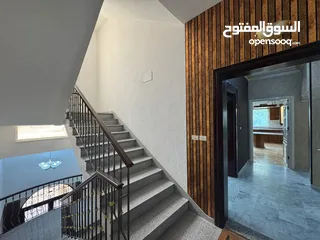  3 شقه طابق اول 190 متر خلف سوق السلطان
