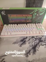  1 كيبورد ميكانيكي سويتش ازرق حاله ممتازه
