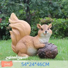  14 تمثال السنجاب  بالحجم الكبير يتوفر التمثال في وضعيتين مميزتين: سنجاب جالس بشكل لطيف