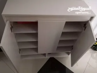  5 خزانة أحذية خشبية إيطالية رفوف تصميم ذكي مع أجنحة فتح مريحة ولون أبيض أنيق