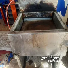  7 مجلى ستيلس ثقيل صناعي  ثلاجة بحاجه الى مروحة  طاوله ستيلس  غاز عين وحدة كانون كبير طول مترين عرض 40س