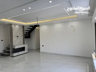 12 شقق مساحة ( 180م و 190م طابق اول و ارضي و روف ) في البنيات -طريق المطار خلف مدارس القادة