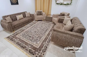  1 مجلس 7 اشخاص مع طاولة و زولية ( سجادة ) شاهد الوصف والصور