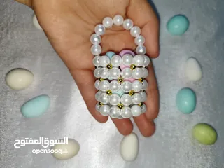  18 ميداليات واساور وتوزيعات أعراس وحقائب من الخرز