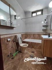  2 شقة صغيرة غير مفروشة مع ساحه للايجار في سطح مرحبا