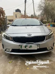  3 سيارة KIA K3 2017 بحالة ممتازة للبيع 1600 cc لون رمادي