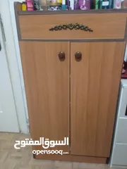  1 خزانه احذيه في حاله الجيده اربع رفوف