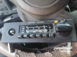  2 مسجل راديو بيكر كان راكب على مرسيدس.
