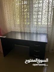  1 مكتب دراسي لون بني للبيع 20 دينار
