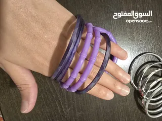  6 اساور بلاستيك بنفسجي، وفضي عدد 15