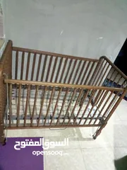  13 سرير اطفال  خشب زان مع فرشة بحالة ممتازة جدا/ السرير له جانب متحرك للأعلى والاسفل وله عجلات