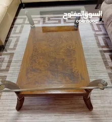  6 طاولة زجاجية مع قاعدة خشبية(خشب طبيعي) يوجد خدوش