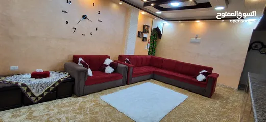  8 كورنر لون أحمر للبيع