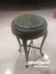  1 طربيزة  ركنة بقرصة رخام جرانيت بحالة جيدة لعشاق الديكور