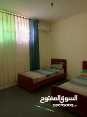  11 شقة مفروشة الحي الجنوبي قرب مدارس دار العلوم  3 غرف نوم  2 حمام  غرفة ضيوف  غرفة صالون  مطبخ . مكيف