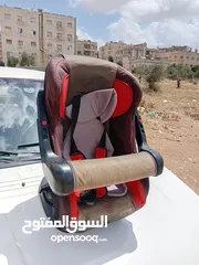  2 كرسي طفل صغير للسيارة لون خمري  وسكني  يد متحركه  وايضا  كرسي  ناعم  وجامد وجميل ورائع.