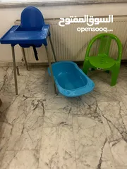  1 كرسي طعام و بانيو و كرسي صغير للبيع