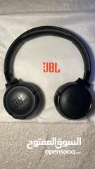  1 سماعه JBL TUNE 520 بجودة ممتازه و صوت واضح راحه عاليه و شاحن سريع للغاية وبطاريه طويلة الاستخدام