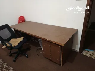  1 طاولت وكرسي مكتب للبيع المستعجل