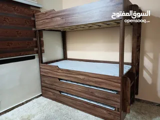  15 تخوت طابقين مع تخت اضافي من الأسفل مع درج وجوارير وارفف من وسط التخت سرير شبابي وأسرة سرير
