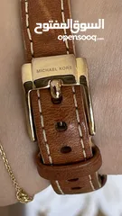  9 ساعة مايكل كورس ذهبية وجلد أصلية و مختَّمة  بحالة ممتازة  الساعة انيقة جداً Micheal Kors