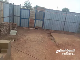 1 منزل في أم درمان الحاره 67 الأم مساحته 130 متر يفتح في ميدان فيهو سور خارجي متصل بالبيت 3 غرف وصالون
