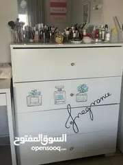  2 مكتب  دراسة  وتسريحة غرفة نوم