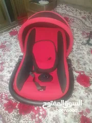  1 كوت أطفال شبه جديد   معاه كوفليه لون .احمر واسود