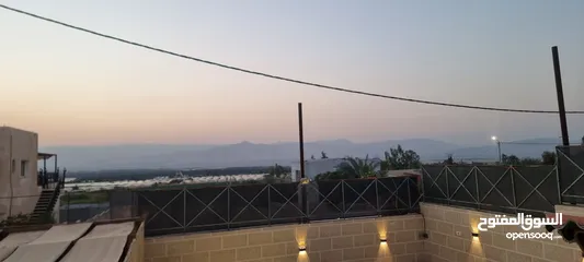  3 منزل مع مسبح وكراج للبيع