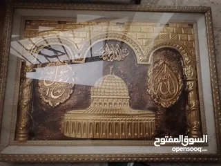  1 ثلاث براويز 2منهم عليهم أسماء الله الحسنى و1 علية صورة المسجد الأقصى ولونهم ذهبي