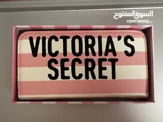  3 جزدان مصاري حجم مستطيل كوبي اول فيكتوريا سيكريت ، اذا بدكم معلومات اكتر تواصلو معي ، لكنو نفس الصور
