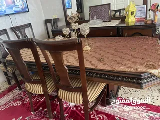  2 طاولة سفرة ملوكية مع 6 كراسي بحالة الوكالة للبيع بداعي الرحيل ، الطاولة كثير نظيفة و استخدام خفيف