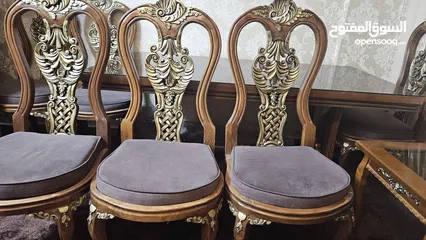  1 اعلان بيع طاولة سفرة مع 6 كراسي بحالة ممتازة، حفر يدوي خشب زان