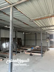  8 مخازن على شارع رئيسي مع هنجر كبير