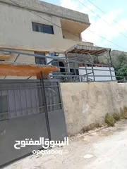  3 منزل كامل للبيع في جرش منطقة الجبارات مطل على شارعين قريب من مطعم وسوبر ماركت الوادي الأخضر